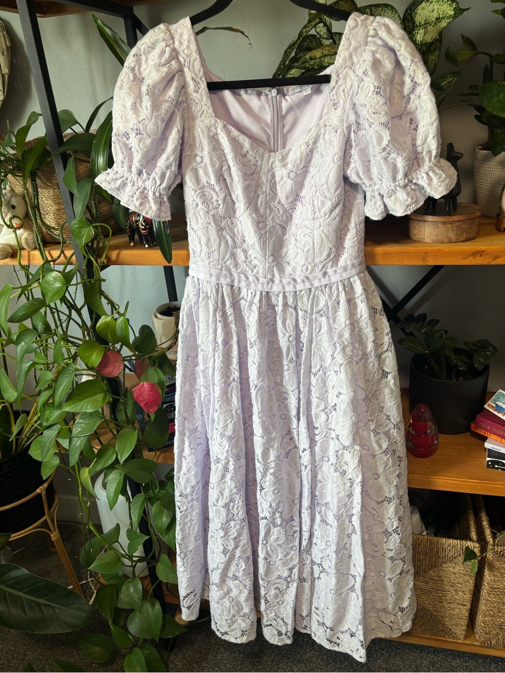 Ivy City Co Lace Midi Dress in Lilac with Puff Sleeves | XS - Picture 4 of 8